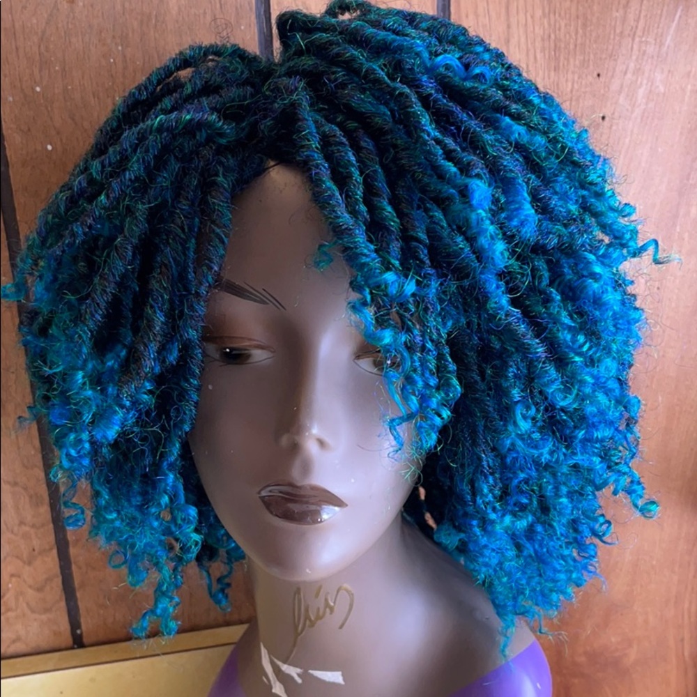 Blue glue less wig